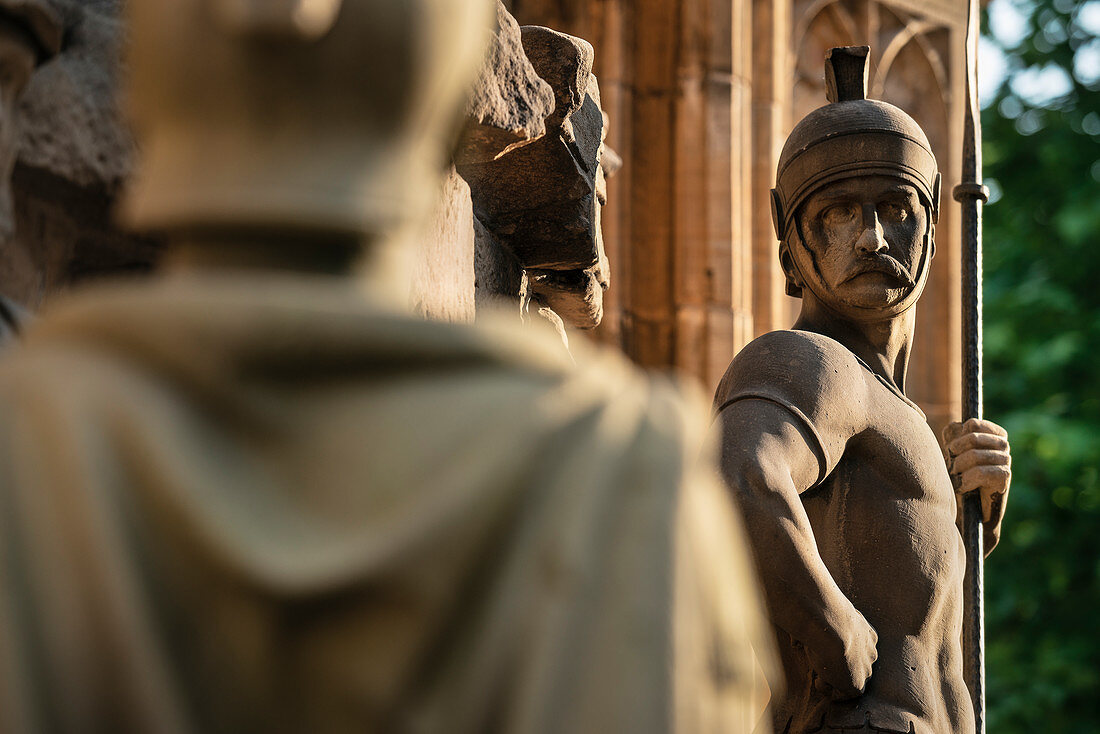 UNESCO Welterbe Dom zu Speyer, römische Skulptur am Brunnen vor Kaiser und Mariendom, Rheinland-Pfalz, Deutschland