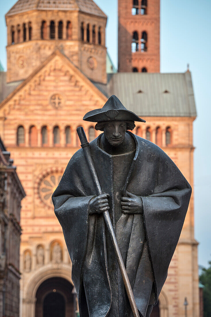 UNESCO Welterbe Dom zu Speyer, Skulptur eines Jakobspilgers in der Maximilianstraße am Kaiser und Mariendom, Rheinland-Pfalz, Deutschland