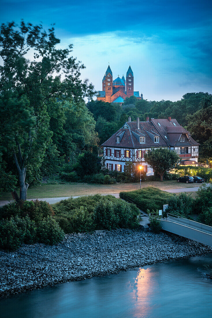 UNESCO Welterbe Dom zu Speyer, Blick über Rhein zum Kaiser und Mariendom während Blauer Stunde, Rheinland-Pfalz, Deutschland