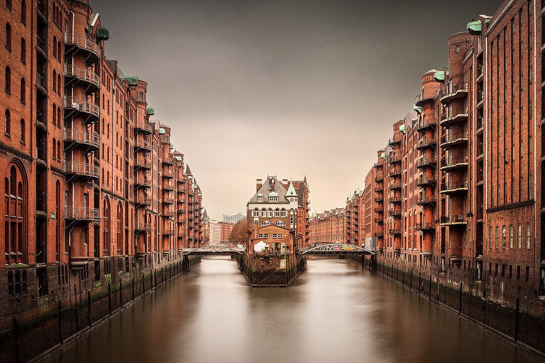 UNESCO Welterbe Speicherstadt, Wasserschloss bei Regen, Hansestadt Hamburg, Deutschland