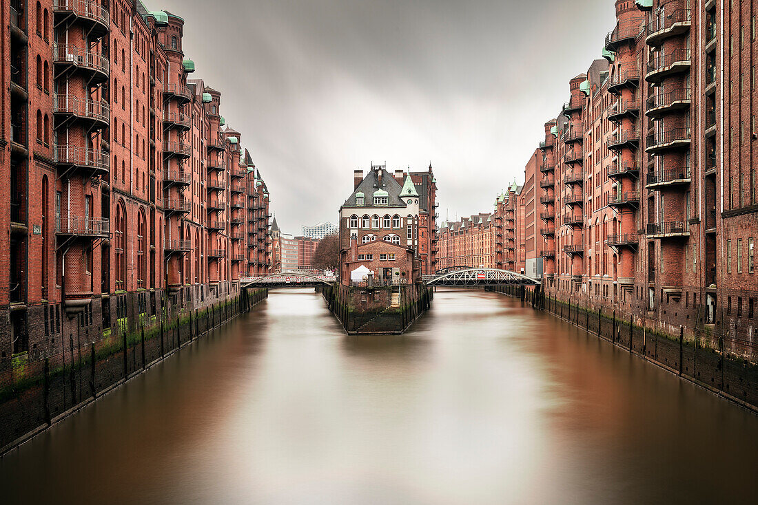 UNESCO Welterbe Speicherstadt, Wasserschloss bei Regen, Hansestadt Hamburg, Deutschland