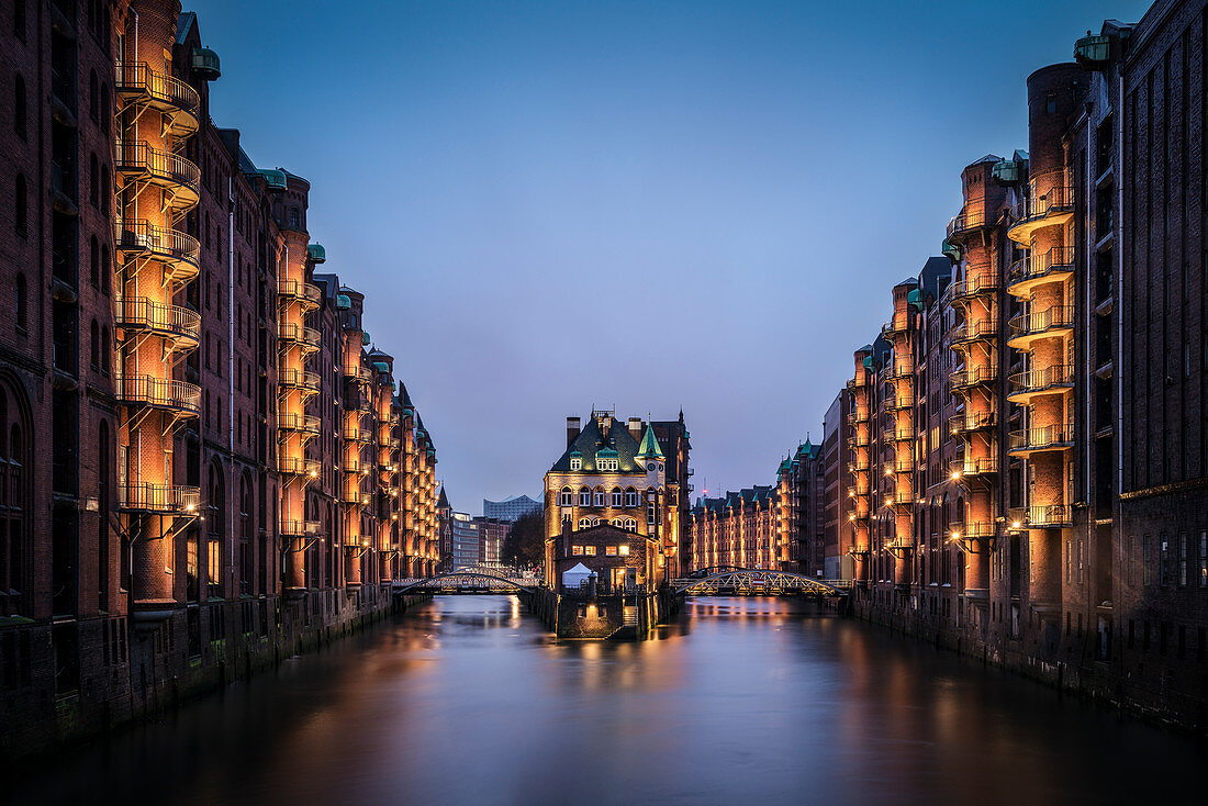 UNESCO Welterbe Speicherstadt, Wasserschloss während Blauer Stunde, Hansestadt Hamburg, Deutschland