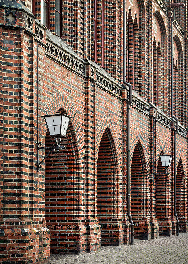 UNESCO Welterbe Hansestadt Stralsund, gothische Torbögen vom Rathaus, Mecklenburg-Vorpommern, Deutschland, Ostsee