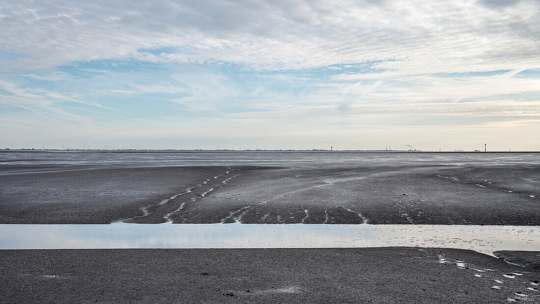 UNESCO Weltnaturerbe Wattenmeer, Markierung des Fahrwasser im Schlickwatt bei Wremen im Landkreis Cuxhaven, Niedersachsen, Deutschland, Nordsee