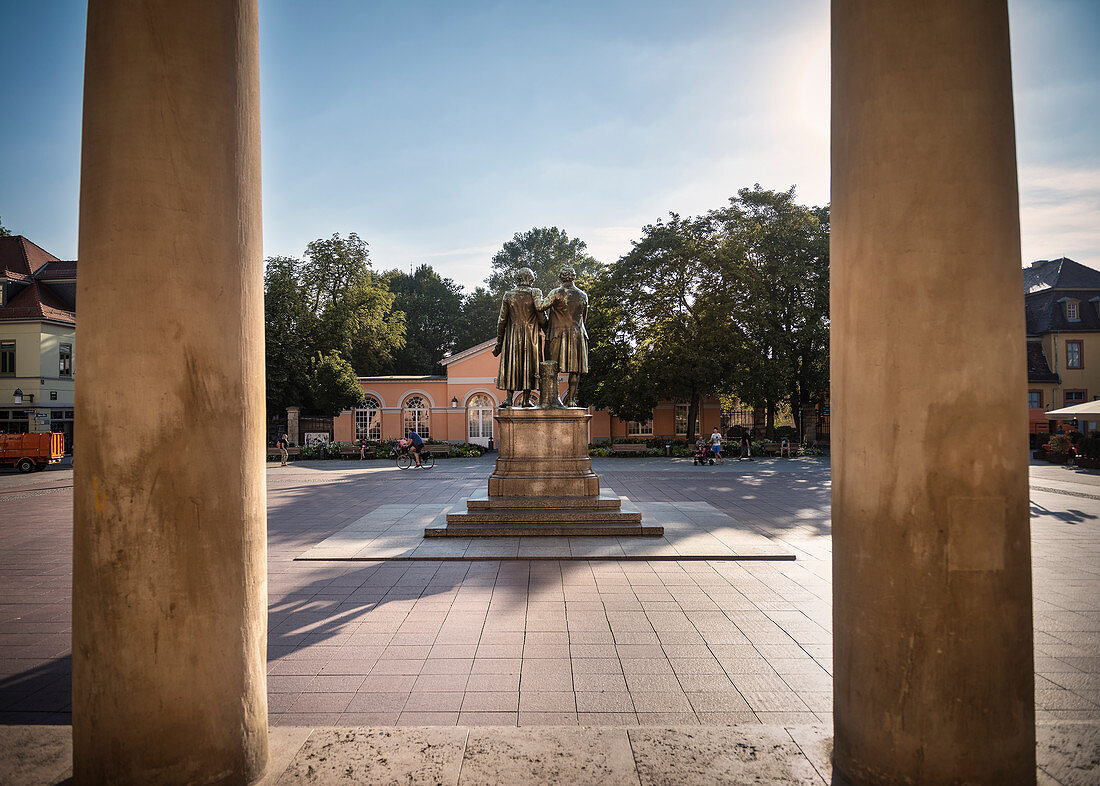 UNESCO Welterbe Klassisches Weimar, Blick durch Säulen des Deutschen Nationaltheaters hin zum Goethe Schiller Denkmal, Thüringen, Deutschland