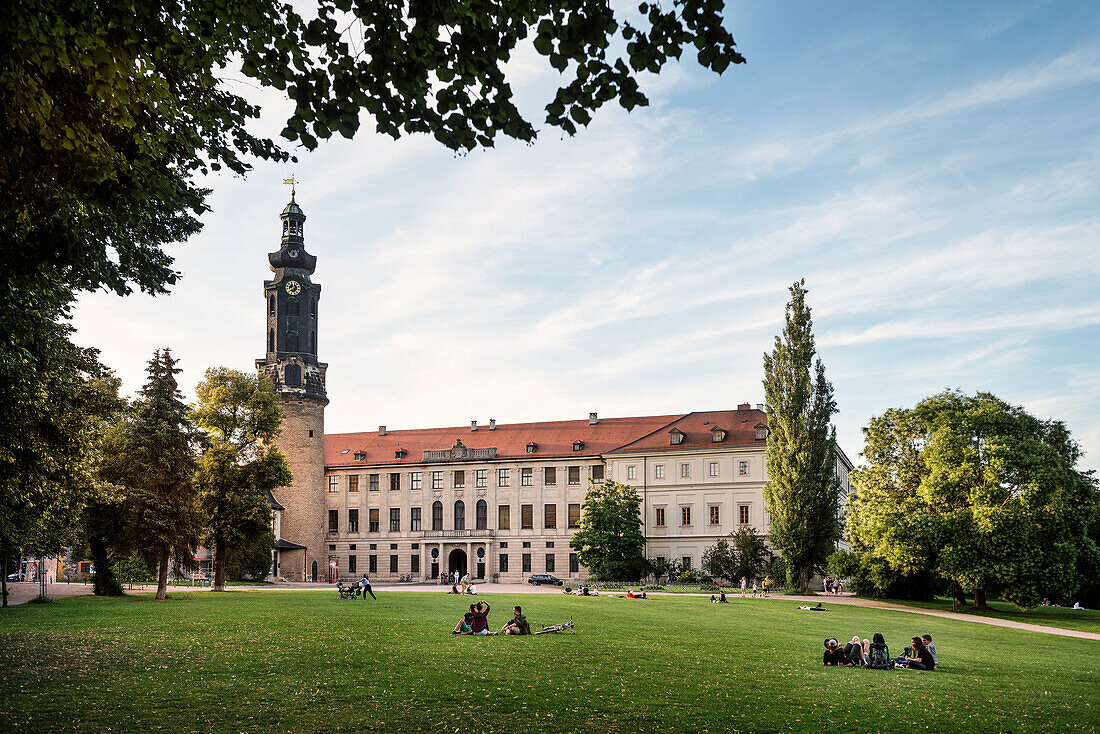 UNESCO Welterbe Klassisches Weimar, Menschen sitzen auf Wiese vor Stadtschloss, Thüringen, Deutschland