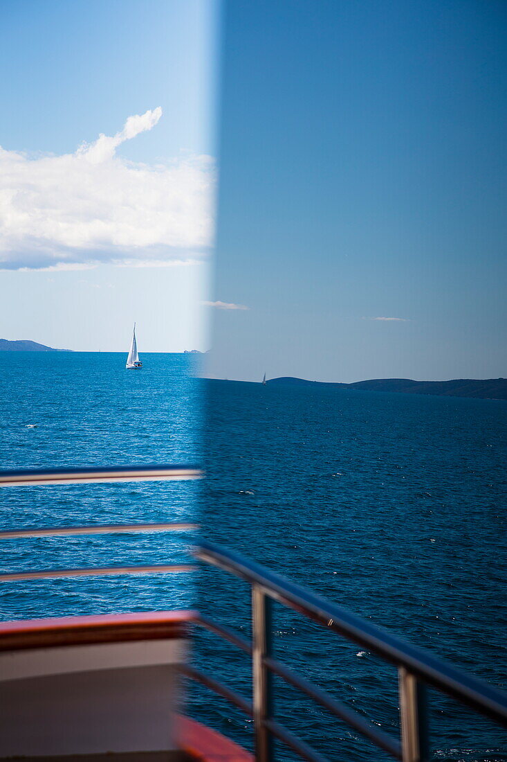Spiegelung von Segelboot und Meer im Fenster von Kreuzfahrtschiff MS Romantic Star (Reisebüro Mittelthurgau), Split, Split-Dalmatien, Kroatien, Europa