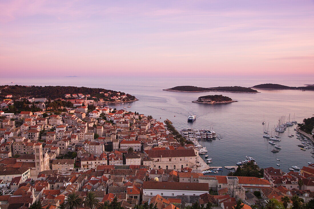 Blick von der Festung auf Stadt und Hafen bei Sonnenuntergang, Hvar, Split-Dalmatien, Kroatien, Europa