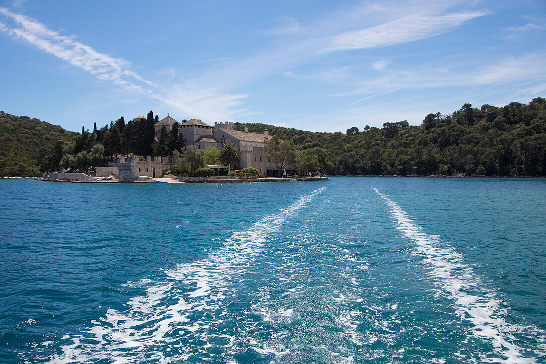Heckwelle von Boot mit Kloster der Heiligen Maria auf der Insel im Großen See (Veliko Jezero) im Mljet Nationalpark dahinter, Mljet, Dubrovnik-Neretva, Kroatien, Europa
