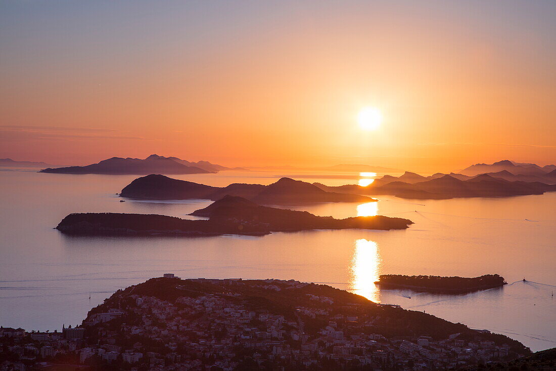 Lapad-Halbinsel und vorgelagerte Inseln vom Hügel nahe der Bergstatation der Dubrovnik-Gondel bei Sonnenuntergang aus gesehen, Dubrovnik, Dubrovnik-Neretva, Kroatien, Europa