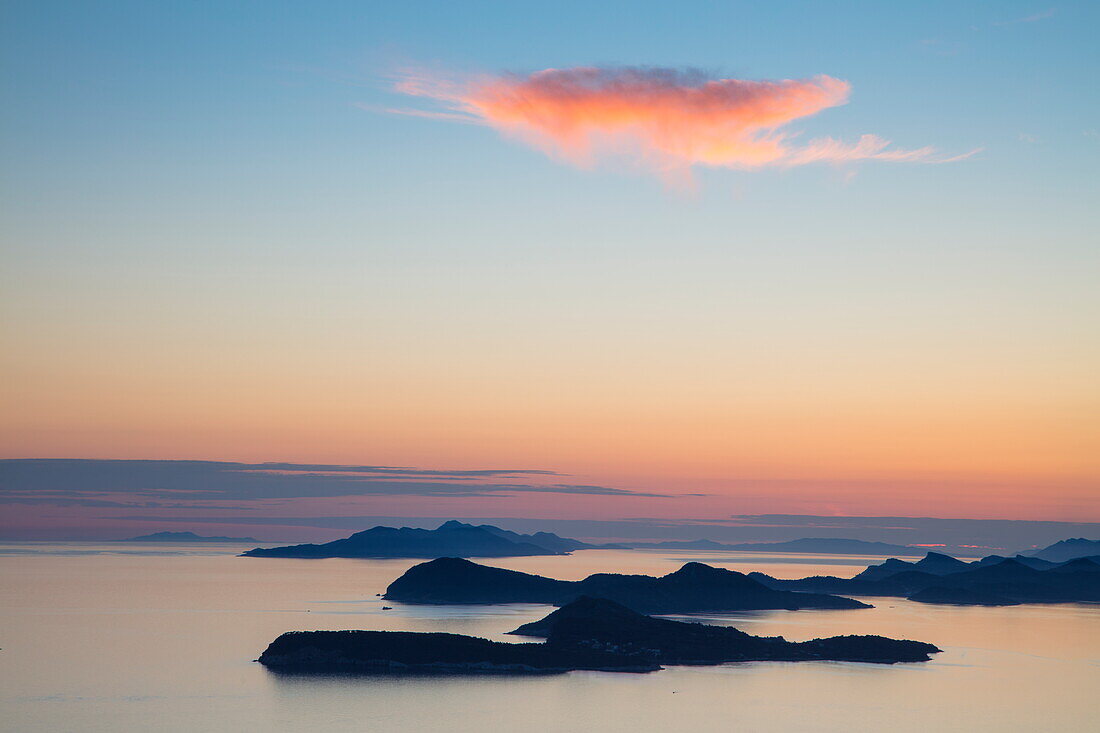 Orange angeleuchtete Wolke und die Silhouetten von Inseln vom Hügel nahe der Bergstatation der Dubrovnik-Gondel bei Sonnenuntergang aus gesehen, Dubrovnik, Dubrovnik-Neretva, Kroatien, Europa