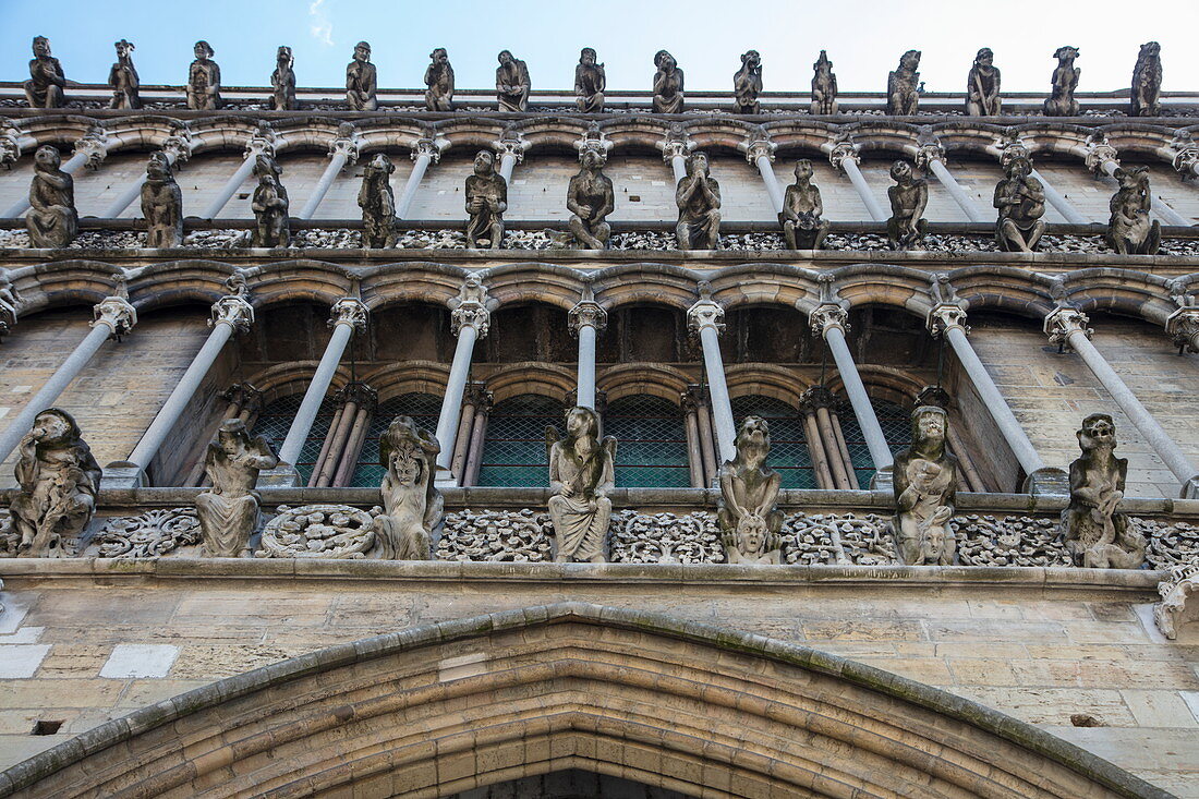 Reihen von Wasserspeiern schmücken die Fassade der Kathedrale Eglise Notre Dame, Dijon, Côte-d'Or, Bourgogne Franche-Comté (Burgund), Frankreich, Europa