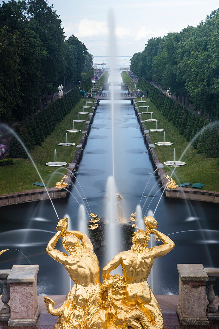 Die Große Kaskade vor dem Palast von Schloss Peterhof, nahe Sankt Petersburg, Russland, Europa