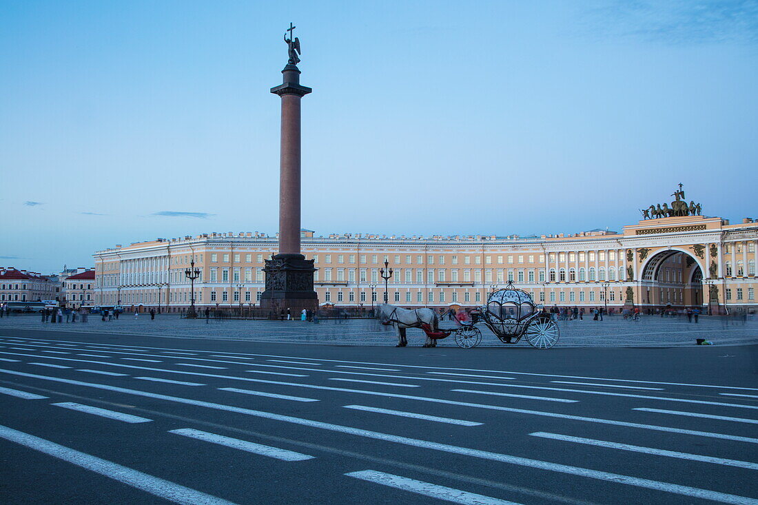 Pferdekutsche vor dem ehemaligen Generalstabsgebäude am Dvortsovaya Ploshchad (Schlossplatz) während der Weißen Nächte in der Abenddämmerung, Sankt Petersburg, Russland, Europa