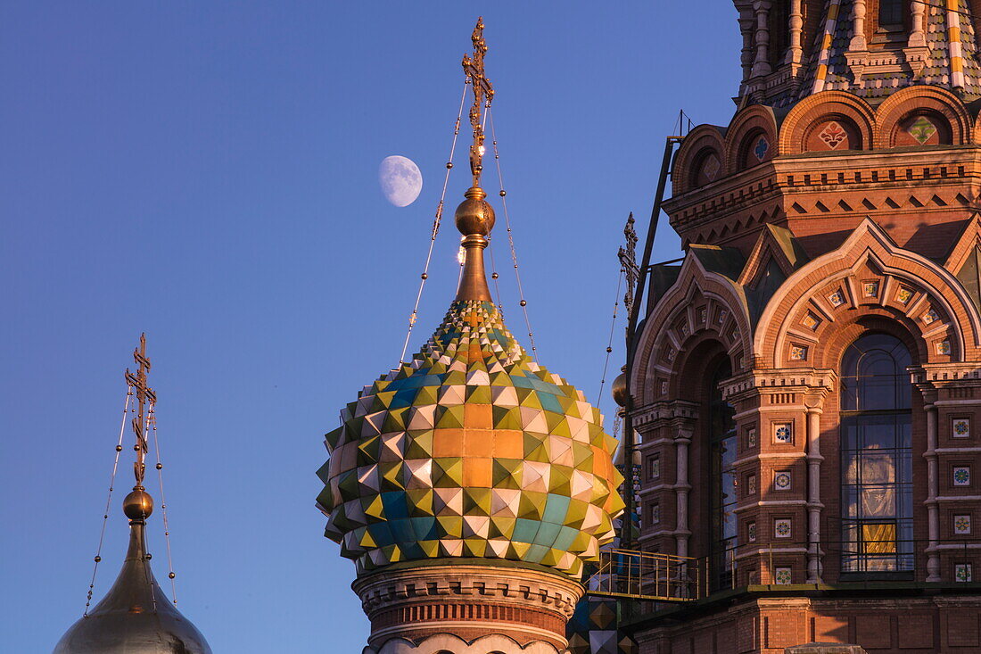 Detail der Christi-Auferstehungskirche (Blutkiche) mit Mond, Sankt Petersburg, Russland, Europa