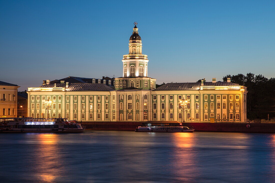 Beleuchtetes Kunstkamera Museum entlang Fluss Newa während der Weißen Nächte in der Dämmerung, Sankt Petersburg, Russland, Europa