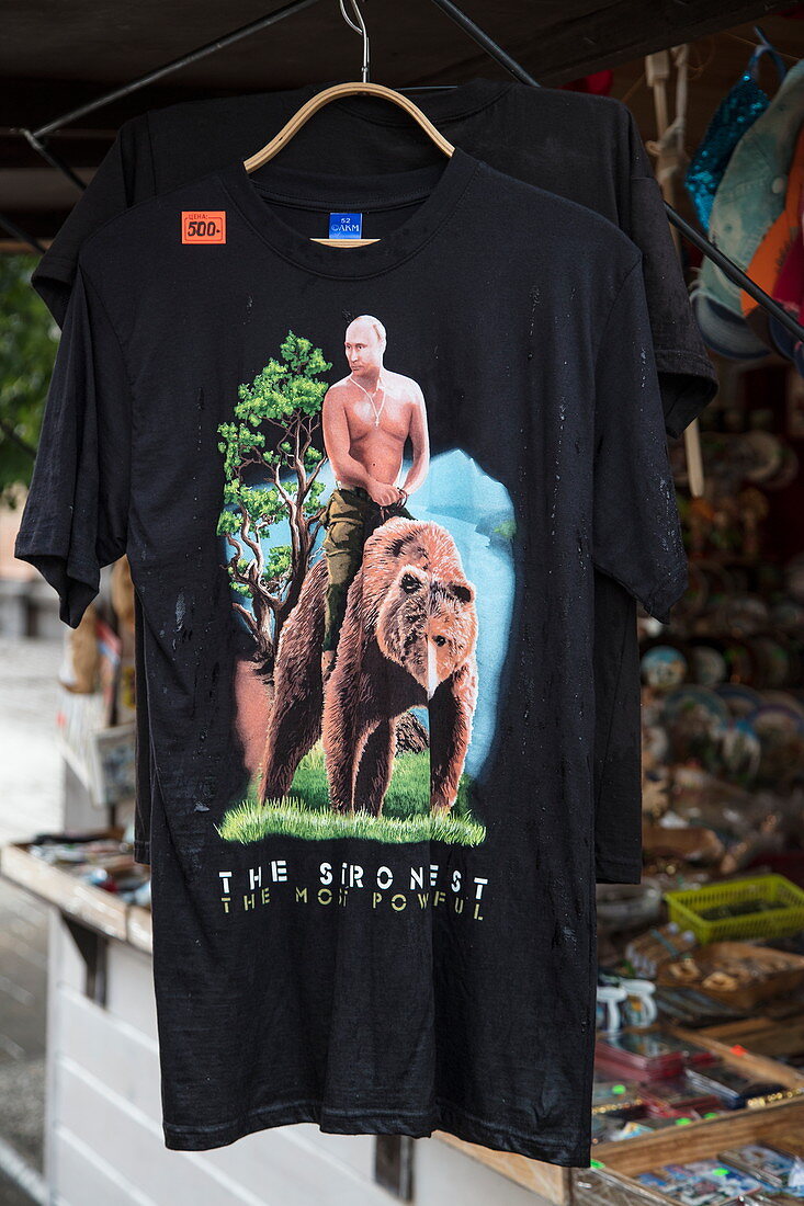 T-Shirt mit Putin-Motiv zum Verkauf an Souvenirstand am Markt, Jaroslawl, Russland, Europa