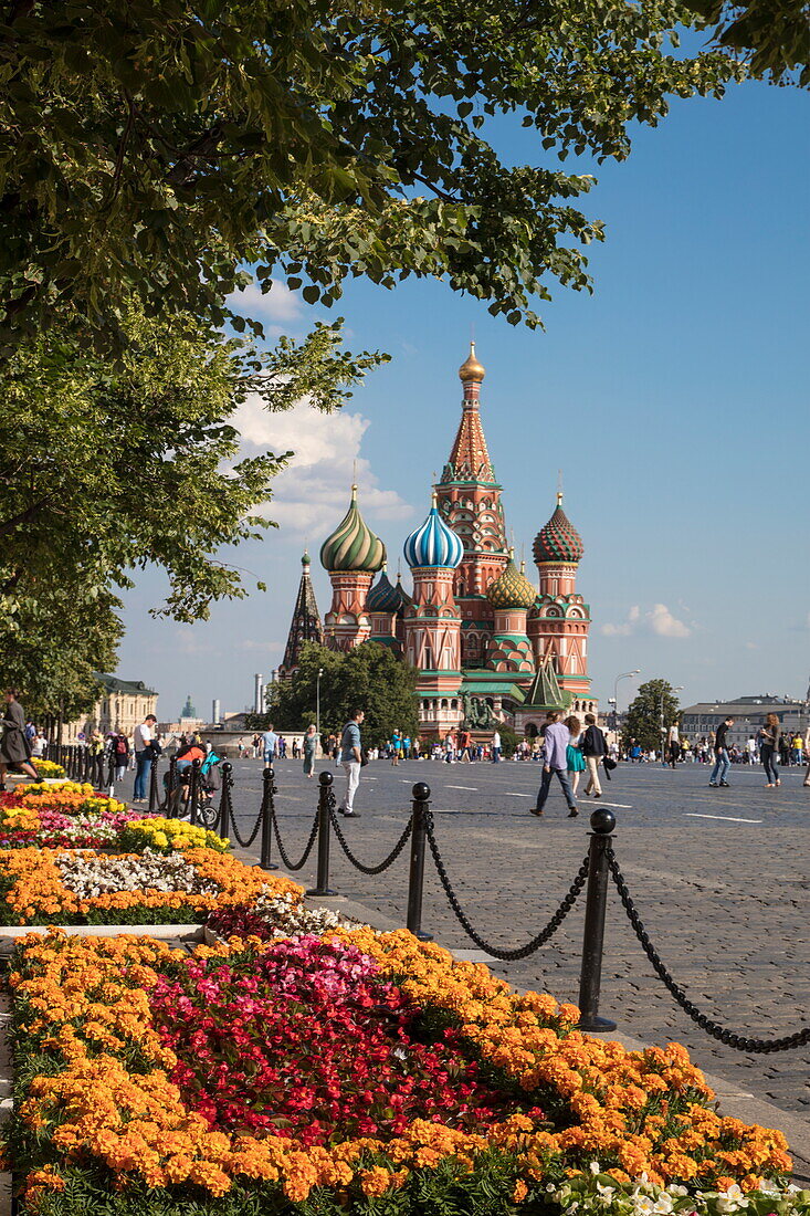 Blumenbeete und Basilius-Kathedrale am Roten Platz, Moskau, Russland, Europa