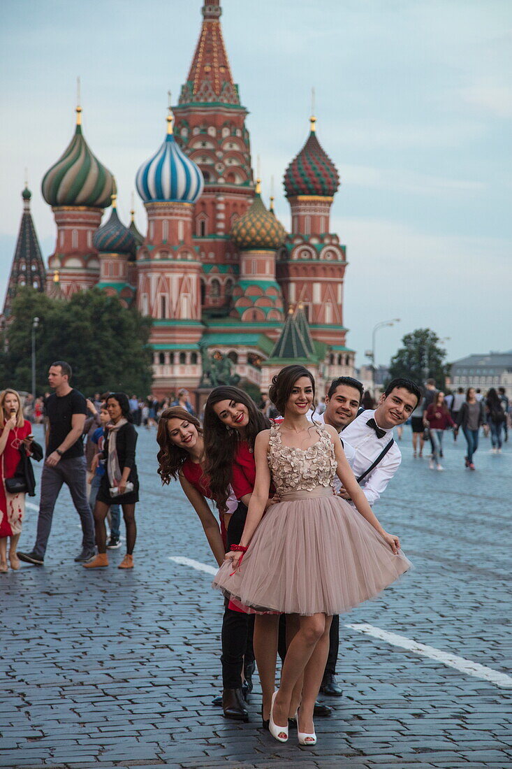 Hochzeitsgesellschaft posiert auf dem Roten Platz vor Basilius-Kathedrale, Moskau, Russland, Europa