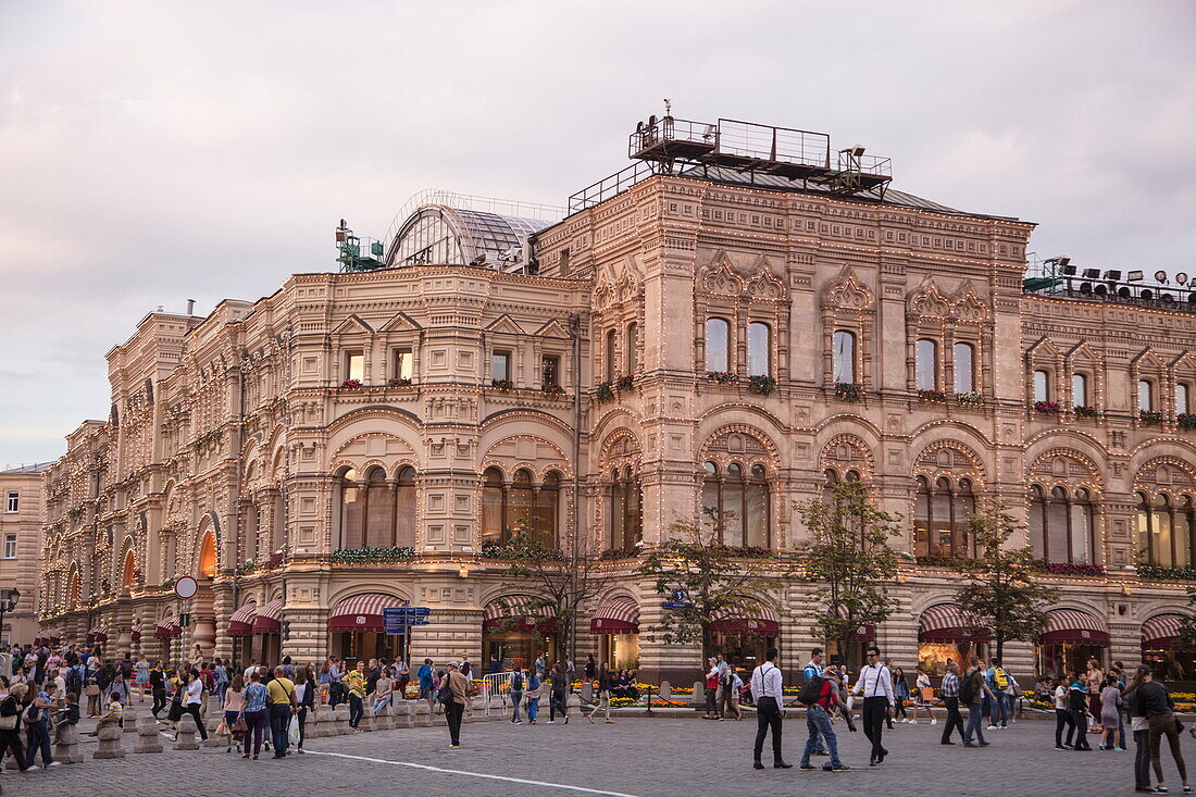 Außenansicht von GUM Kaufhaus am Roten Platz, Moskau, Russland, Europa