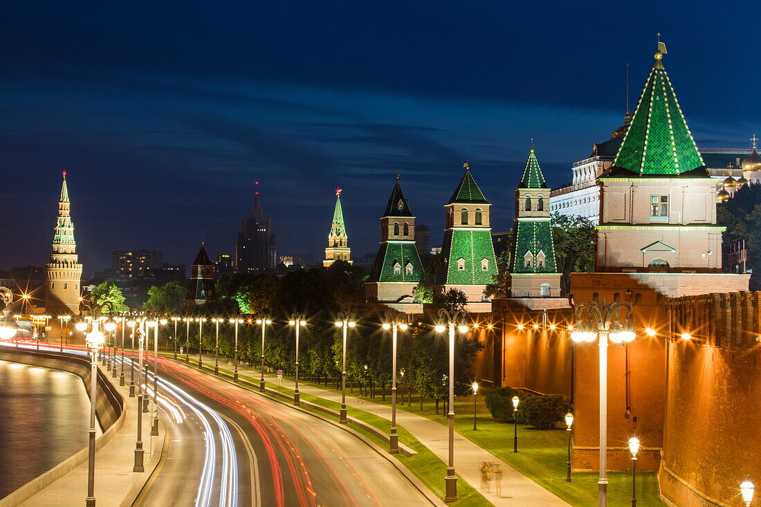 Fluss Moskwa und beleuchtete Moskauer Kreml-Gebäude bei Nacht, Moskau, Russland, Europa
