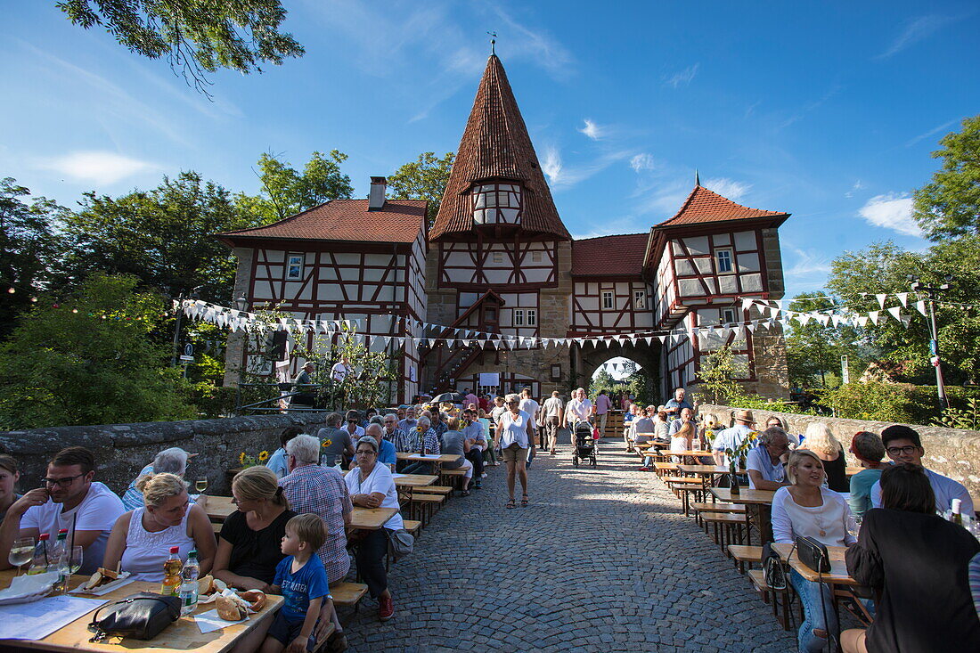 Menschen genießen Frankenwein beim Weinfest am Rödelseer Tor, Iphofen, Fränkisches Weinland, Franken, Bayern, Deutschland, Europa