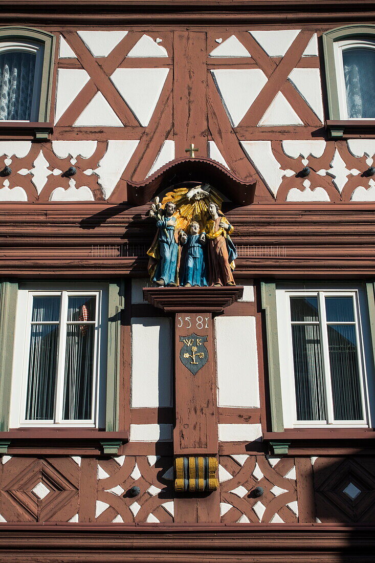 Religiöse Skulptur an Fachwerkhaus in der Altstadt, Miltenberg, Spessart-Mainland, Franken, Bayern, Deutschland, Europa