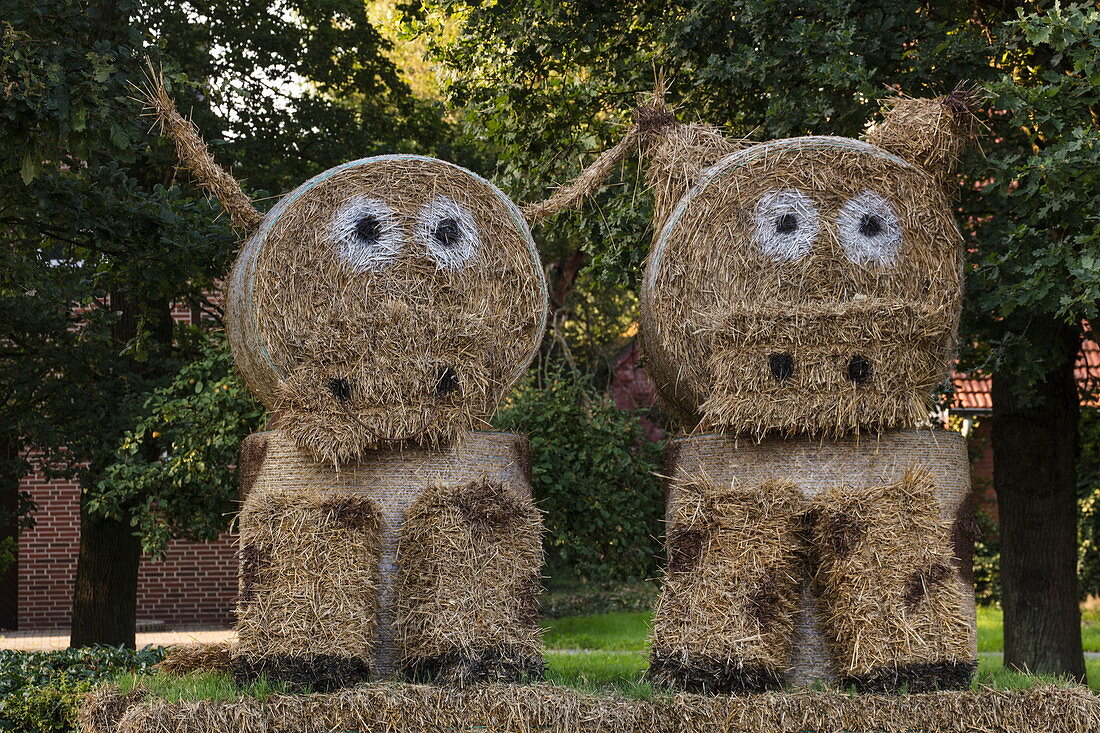 Giant straw bales turned into pigs in town center, Sögel Spahnharrenstätte, Emsland, Lower Saxony, Germany