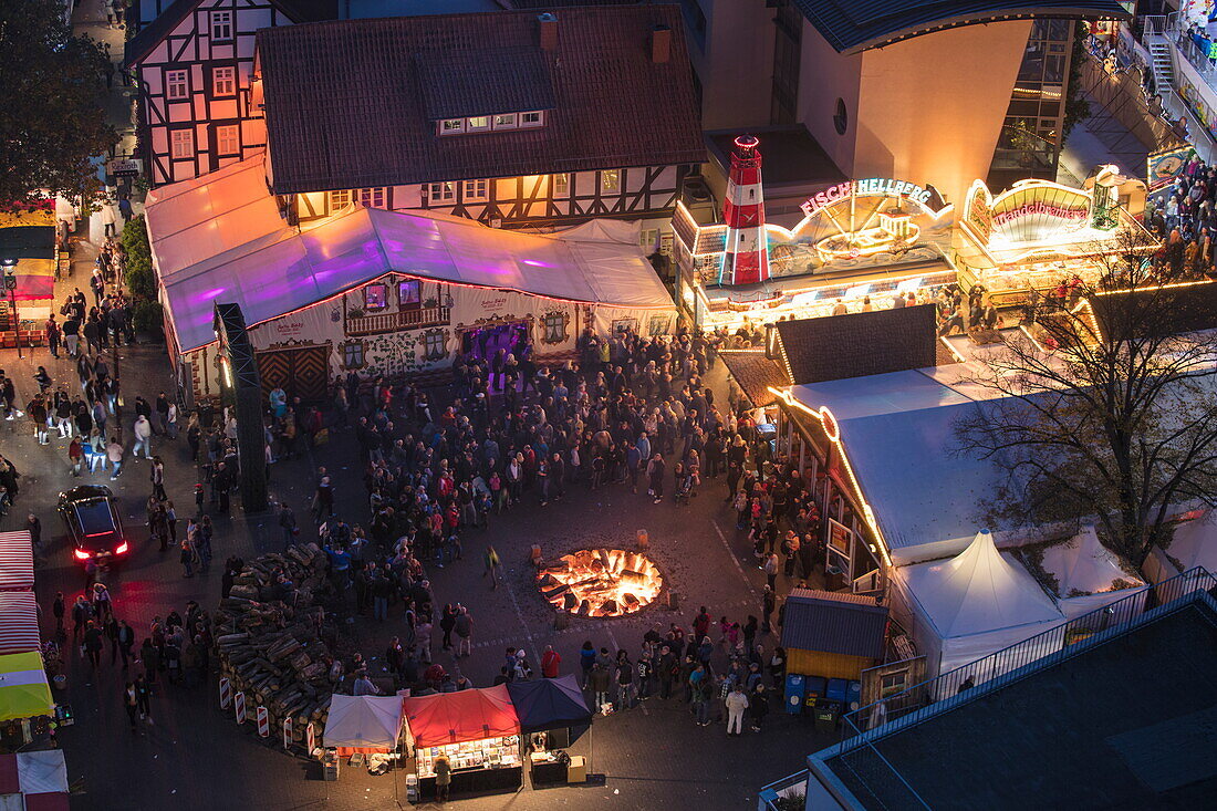 Menschen umzingeln das Lullusfeuer auf dem Lullusfest in der Abenddämmerung, Bad Hersfeld, Hessen, Deutschland, Europa