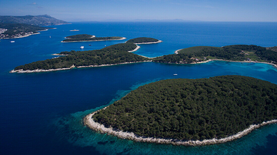 Luftaufnahme von Inseln in der Adria, nahe Hvar, Split-Dalmatien, Kroatien, Europa