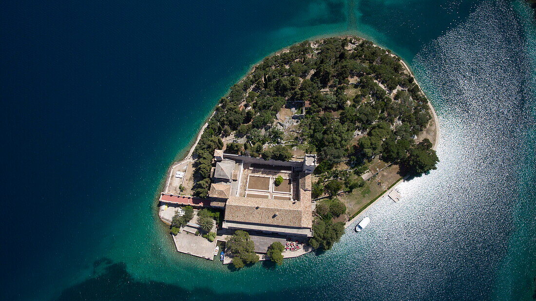 Luftaufnahme von Kloster der Heiligen Maria auf der Insel im Großen See (Veliko Jezero) im Mljet Nationalpark, Mljet, Dubrovnik-Neretva, Kroatien, Europa