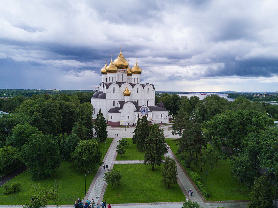 Luftaufnahme von Mariä-Entschlafens-Kathedrale, Jaroslawl, Russland, Europa