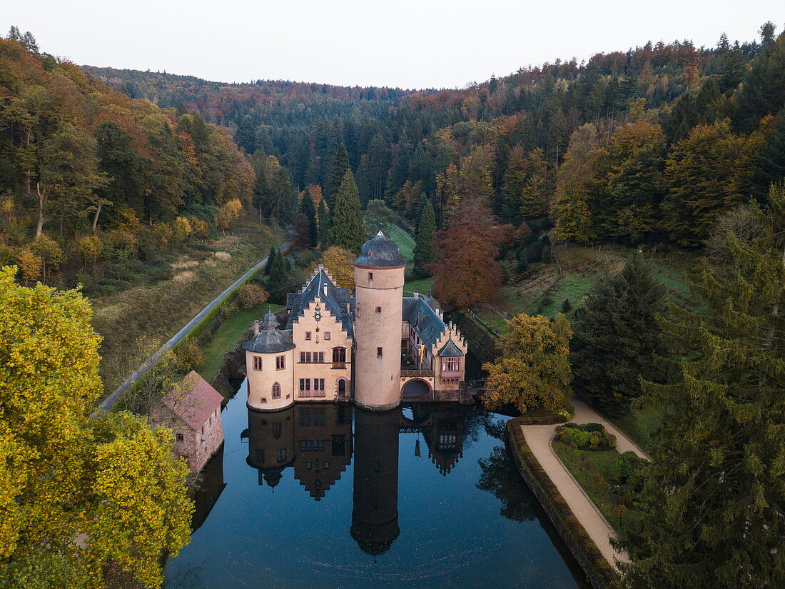 Luftaufnahme von Schloss Mespelbrunn mit Spiegelung im Schlossgraben, Mespelbrunn, Räuberland, Spessart-Mainland, Franken, Bayern, Deutschland