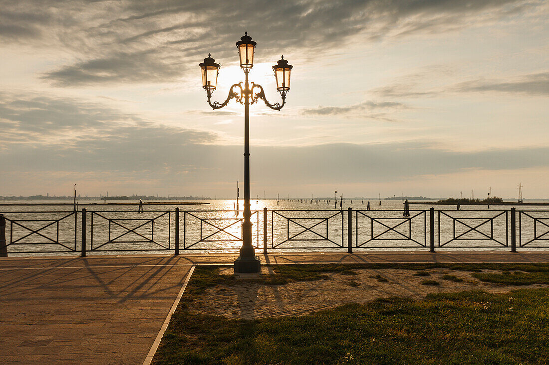 Lagune von Venedig bei Sonnenaufgang, Uferpromenade, Fusina, Venetien, Veneto, Italien, Europa