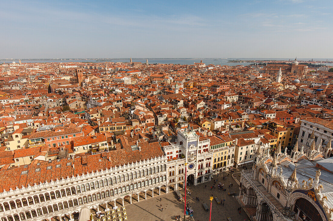 Blick vom Campanile, Glockenturm, Piazza San Marco, Markusplatz, Torre dell Orologio, Uhrturm, Venedig, UNESCO Welterbe, Weltkulturerbe, Venetien, Veneto, Italien, Europa