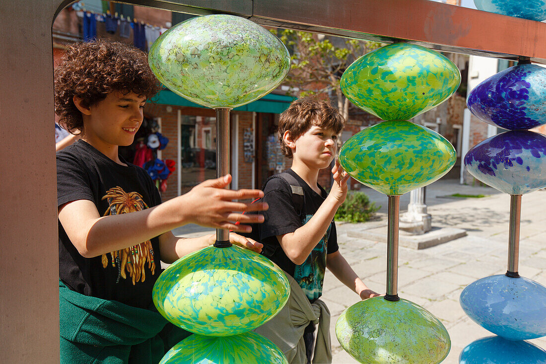 Kinder an Glas-Kunstwerk im öffentlichen Raum, Murano, venetianisches Glas, Venetien, Veneto, Italien, Europa