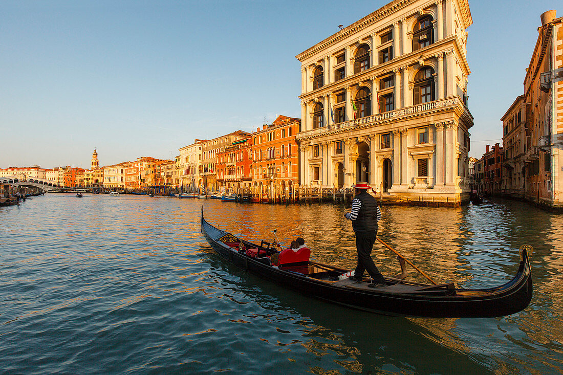 Gondola on the Canal Grande in front of Palazzo Grimani, 16.Jhd, Renaissance, Rialto-Brücke, Venezia, Venice, UNESCO World Heritage Site, Veneto, Italy, Europe