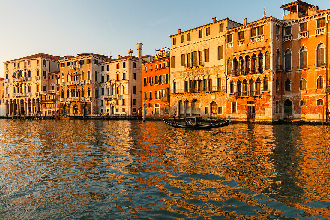 Paläste am Canal Grande, Gondel, Venedig, UNESCO Welterbe, Weltkulturerbe, Venetien, Veneto, Italien, Europa