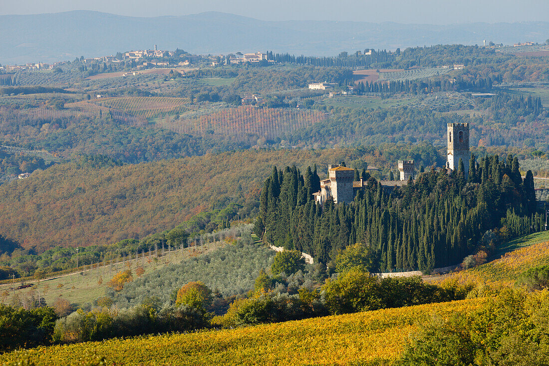 Abbazia de San Michele Arcangelo, Kloster und Weinberge, Herbst, Passignano, bei Tavernelle Val di Pesa, Chianti, Toskana, Italien, Europa
