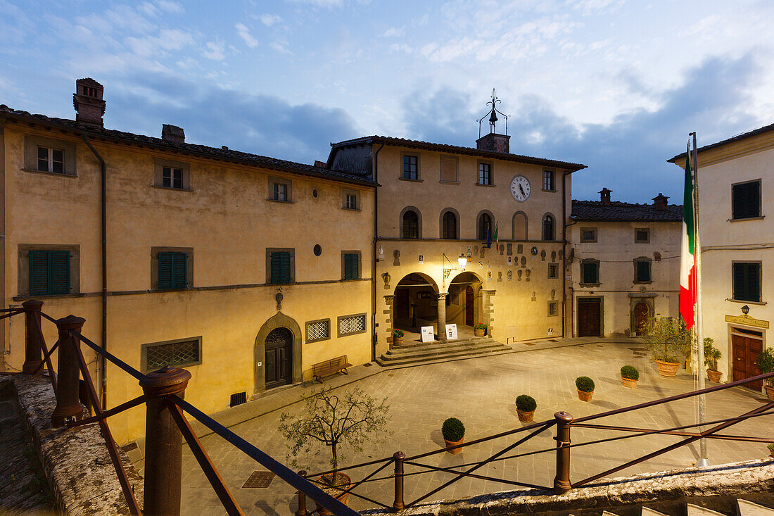 Palazzo del Podestà, townhall, Piazza, square, Radda in Chianti, Chianti, Tuscany, Italy, Europe