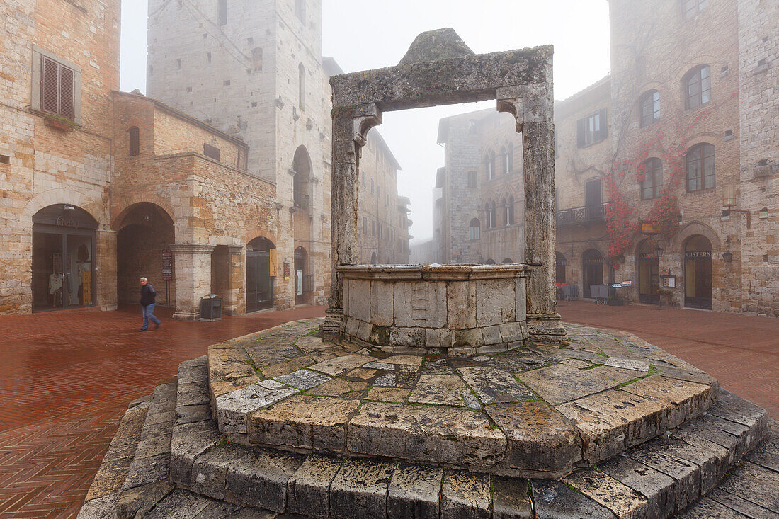 Brunnen, Zisterne, Piazza Cisterna, Nebel, San Gimignano, UNESCO Weltkulturerbe, Provinz Siena, Toskana, Italien, Europa