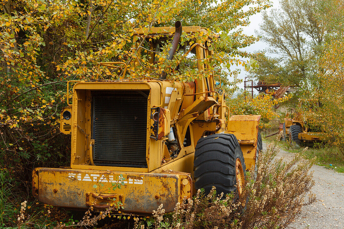 abandoned excavator, lost place, near S. Quirico d´Orcia, Val d´Orcia, Tuscany, Italy, Europe