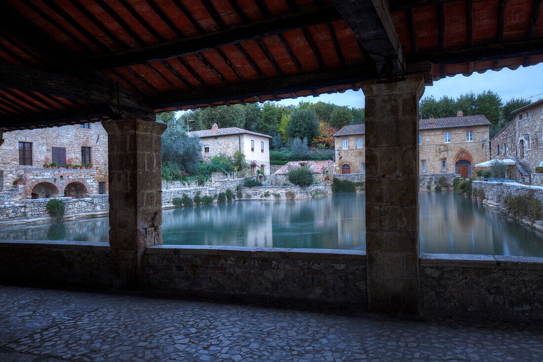 Bagno Vignoni, altes Dorf, Bad, Spa, Becken mit Thermalwasser, bei S. Quirico d´Orcia, Val d´Orcia, UNESCO Weltkulturerbe, Toskana, Italien, Europa