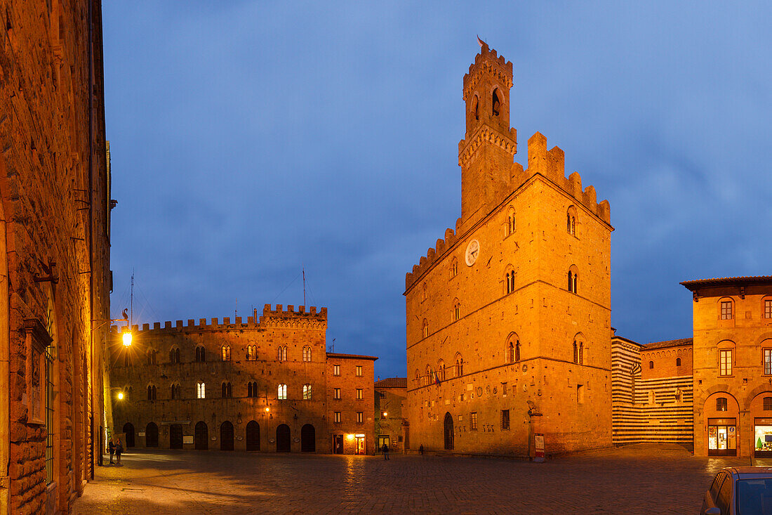 Piazza dei Priori mit  Palazzo dei Priori, Hauptplatz, Rathaus mit Turm, Volterra, Toskana, Italien, Europa