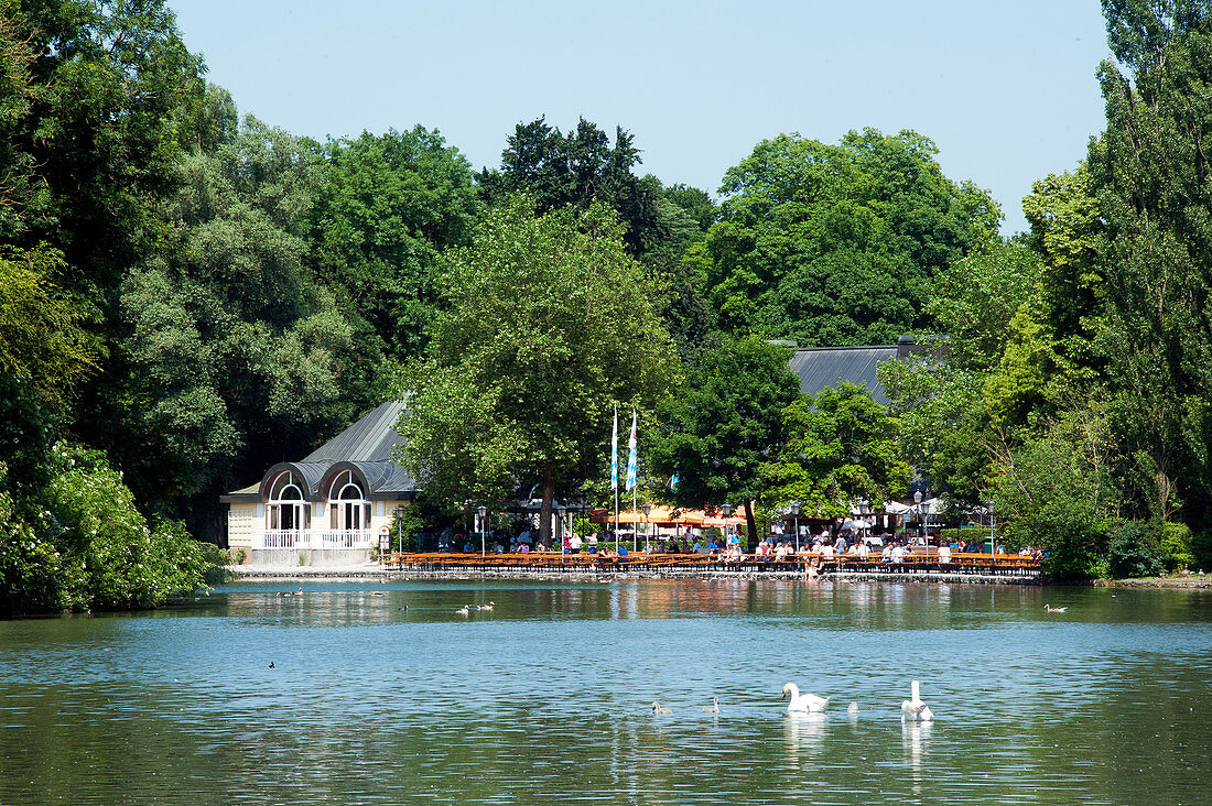 Der Biergarten am Seehaus im Englischen Garten in München, Bayern