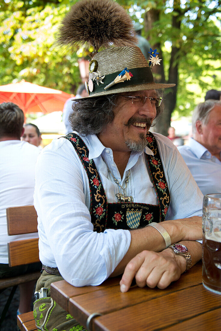 Stammtischgast im Biergarten am Viktualienmarkt in München, Bayern
