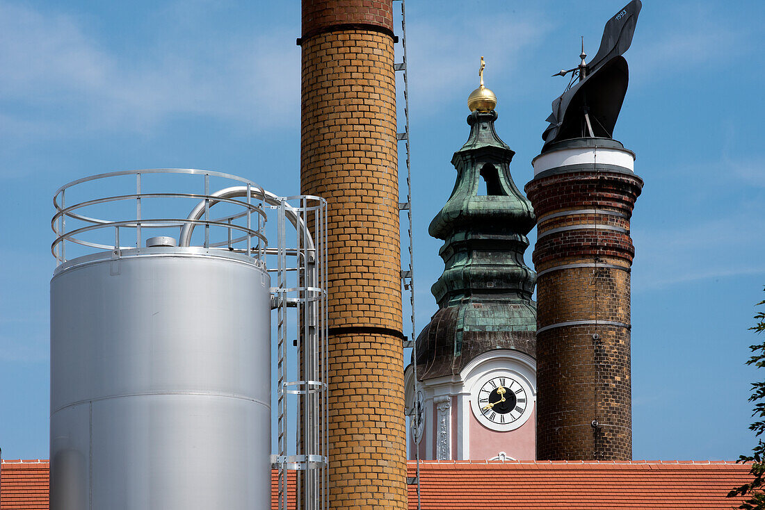 Alt und neu - Brauerei Aldersbach vor dem Kirchturm der Kirche im Kloster Aldersbach, Niederbayern