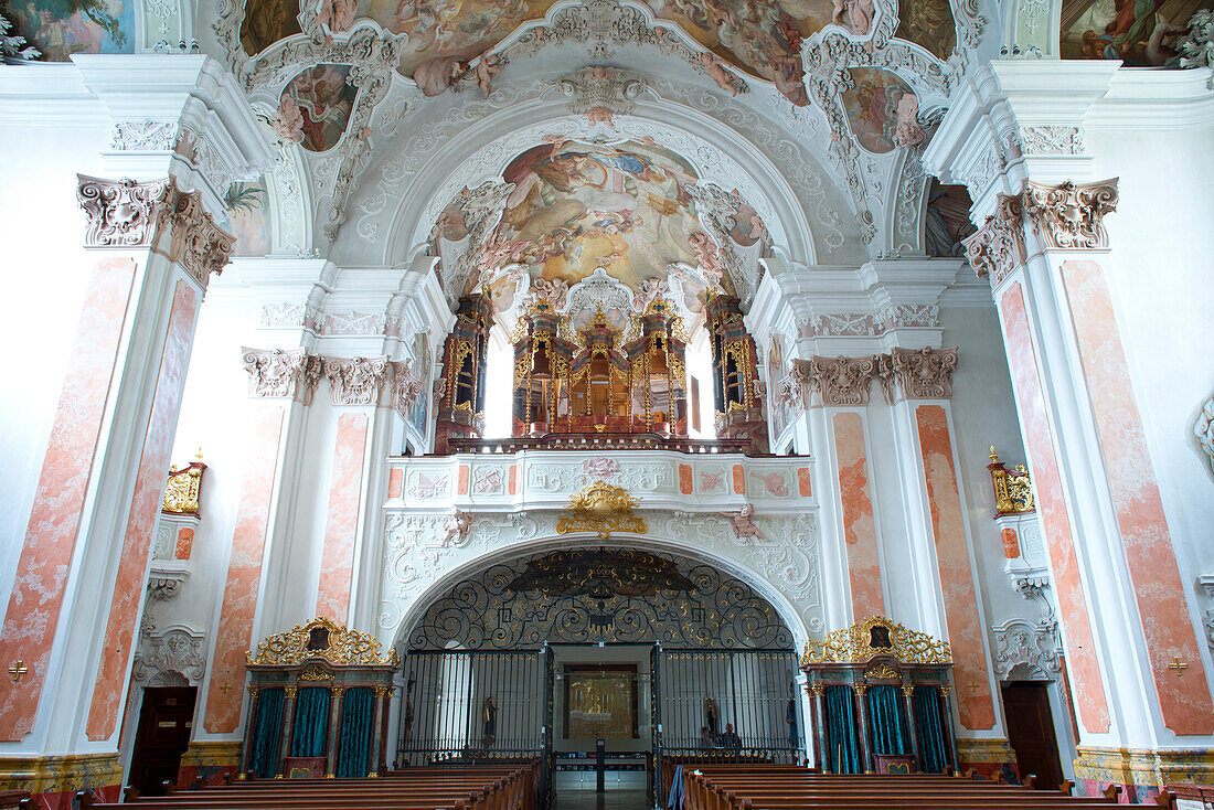 Das Hauptschiff der Kirche des Klosters Metten in Metten, Niederbayern