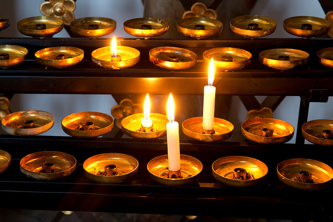 Opferkerzen in der Kirche der Benediktinerabtei Plankstetten im Sulztal zwischen Beilngries und Berching, Niederbayern