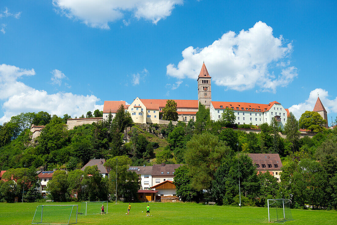 Blick zur Klosterburg Kastl in Kastl, Niederbayern